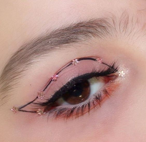 Chica con delineado negro y flores; Delineados con flores para una mirada llena de color