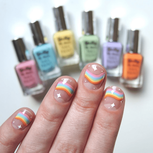 manicura tono nude con arcoíris de colores;13 Lindas ideas para llenar tus uñas de colores