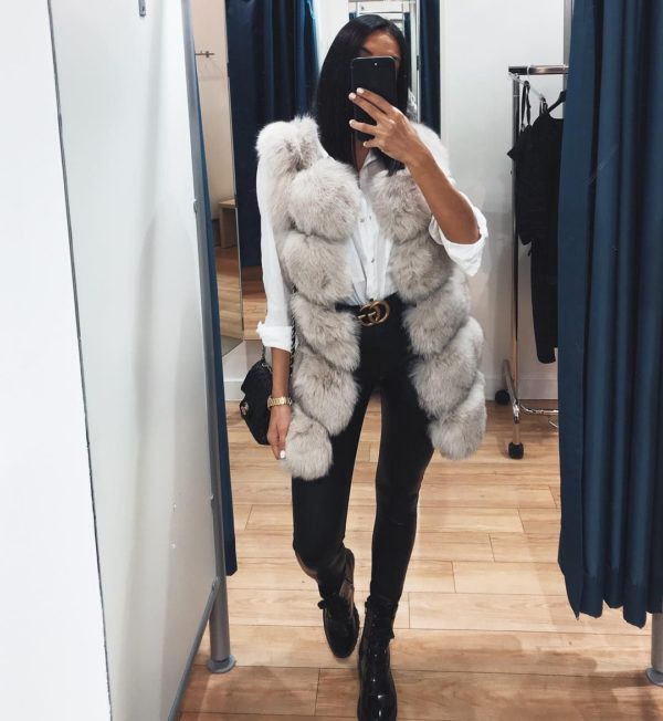Chica con chaleco abultado de peluche; ideas para llevar chaleco durante el otoño-invierno