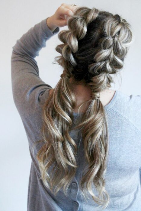 Chica con coletas bajas y trenzas; 13 Peinados lindos para compartir en tus stories de Instagram