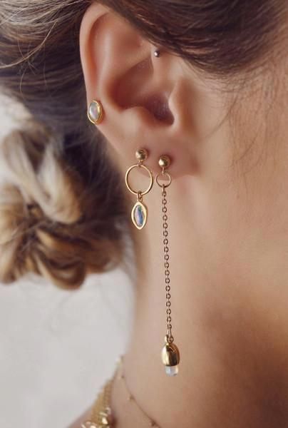 Pendientes delgados, largos y dorados