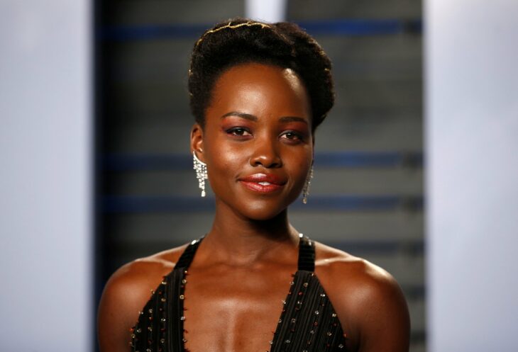 Lupita Nyong'o en una alfombra roja; 13 Celebridades que alcanzaron la fama después de los 30 años 