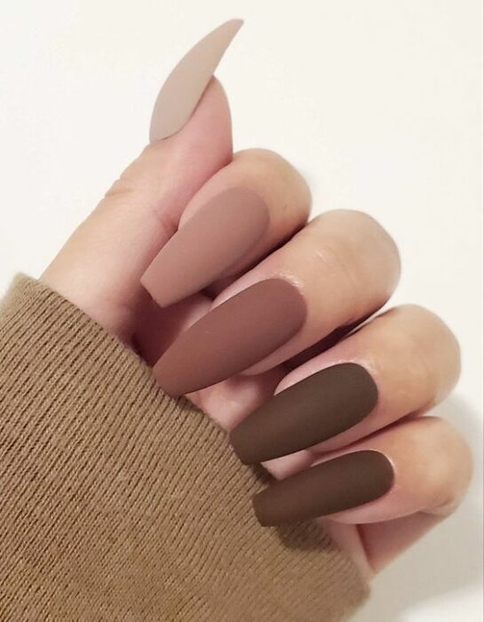 Manicura en tonos cafés ;13 Ideas para animarte a llevar una manicura en tono mate