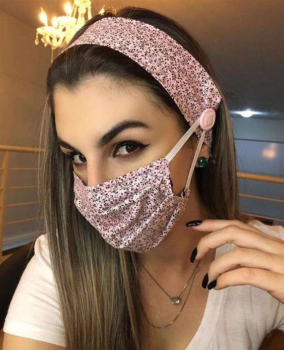 Chica usando banda para el cabello con flores y cubrebocas a juego; 13 Regalos de Navidad para sorprender a tus seres queridos