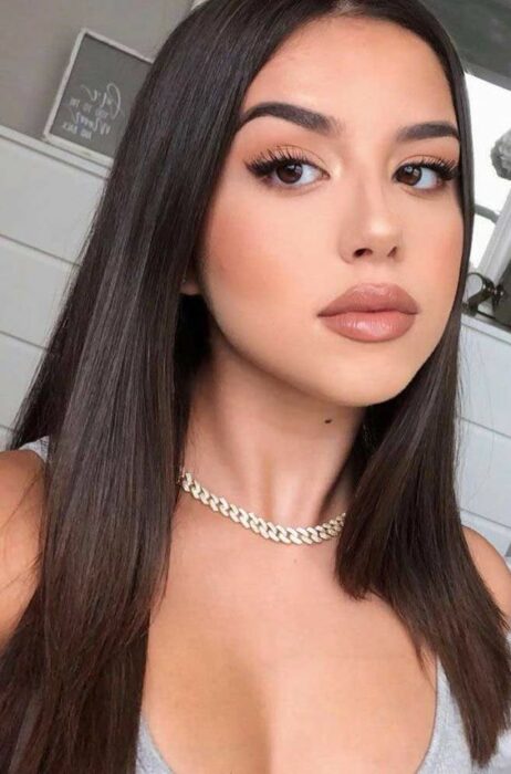 Chica con collar de perlas; Maquillajes en tono café para el otoño invierno