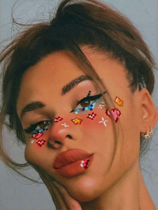 Chica con maquillaje en forma de píxeles; 13 Maquillajes aesthetic para presumir en tu IG