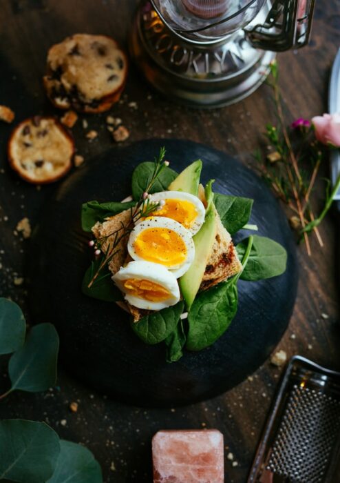 Plato con huevos estrellados para un desayuno; 13 Sitios con deliciosas recetas para cocinar como una chef experta
