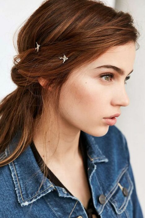 Chica con cabello semi recogido llevando argollas en forma de aves; Peinados con argollas