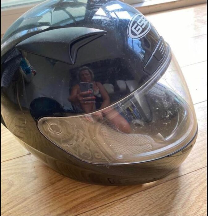 Casco de motocicleta; 13 Nenis cuyas fotos de ventas fueron todo un fracaso
