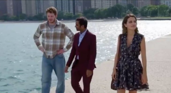 Escena de Parks and Recreation, Tom y Ana caminando por la playa