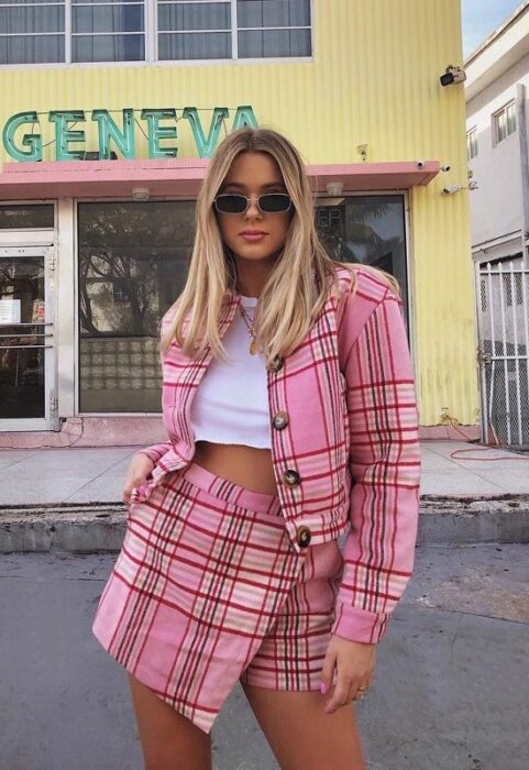 chica con traje de dos piezas estilo colegial color rojo; 13 Outfits colegiales que extrañas de la escuela