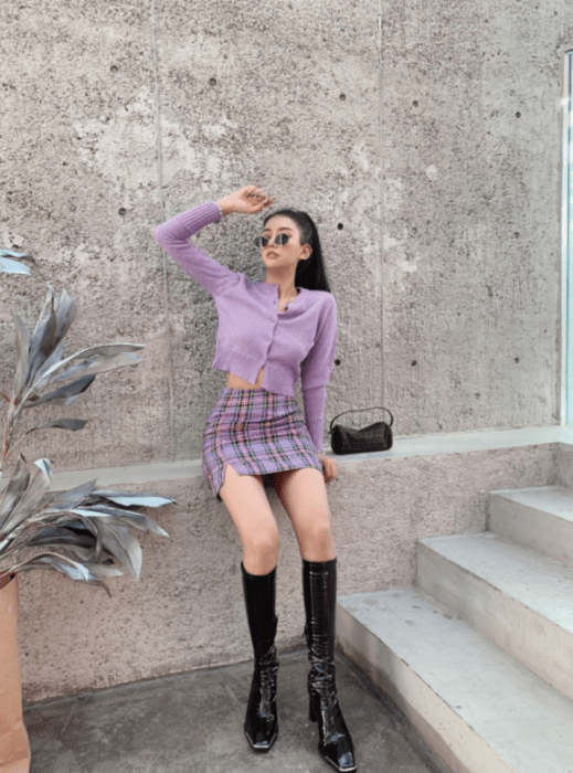 chica con outfit en morado y falda a cuadros; 13 Outfits colegiales que extrañas de la escuela
