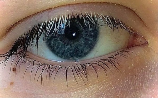 Pestañas en blanco y negro ;13 Personas con rasgos tan únicos que te enamorarán a primera vista