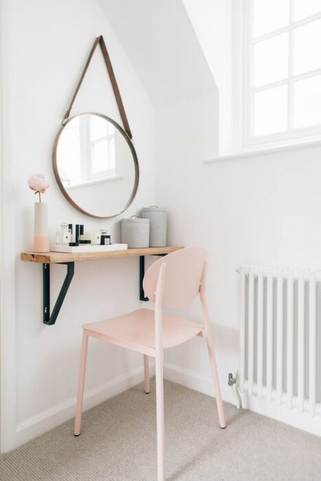 Tocador fijado en una pared; 15 Lindas ideas de estaciones de maquillaje para espacios chiquitos