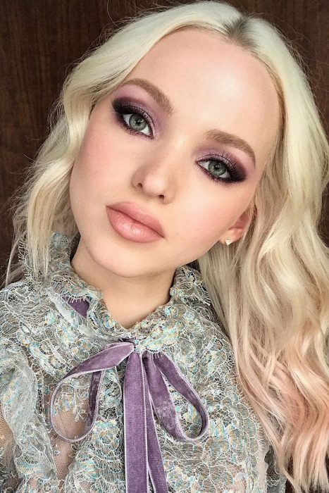 Dove Cameron con maquillaje en rosa pastel