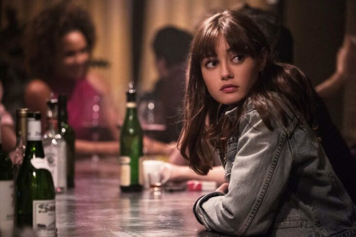 Escena de la serie Sweetbitter. Una chica bebiendo en un bar