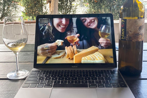 Grupo de amigas teniendo una fiesta virtual