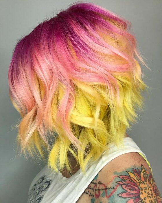 Chica con tinte doble en rosa y amarillo; Peinados que puedes hacer con tu cabello colorido