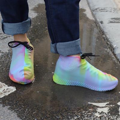 Cover shoes para la lluvia con figuras de colores 