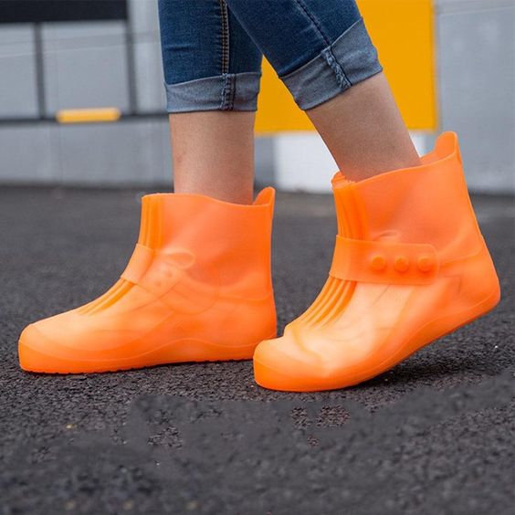 Cover shoes para la lluvia con figuras de colores 