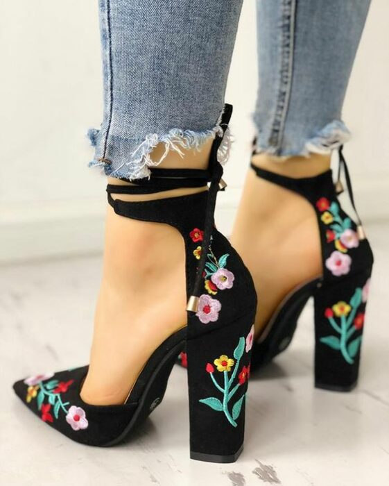 mujer con zapatos altos bordados con flores en tonos pastel; 13 Zapatos bordados que te gustaría tener en tu guardarropa
