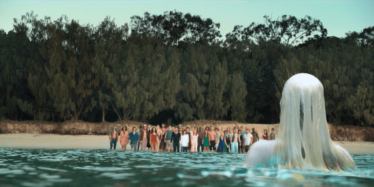 Escena de la serie Tidelands con Elsa Pataki como protagonista saliendo del mar en medio del océano