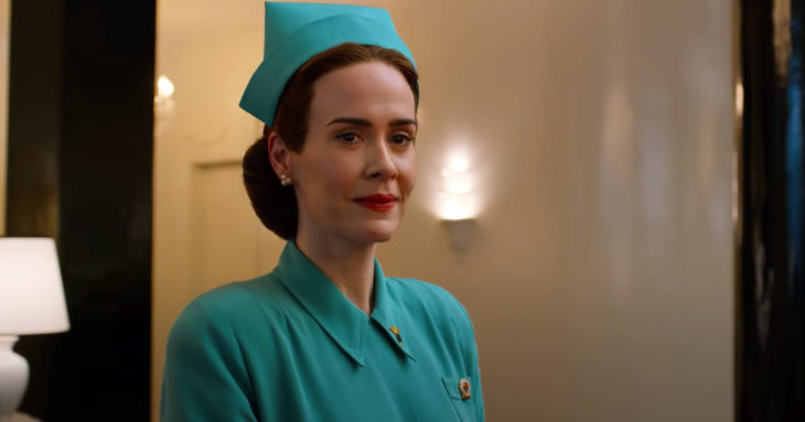 Escena de la serie Ratched de Netflix, enfermera con traje azul turquesa