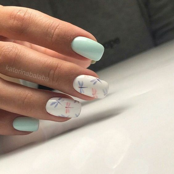 Manicura en colores claros con diseño de libélulas