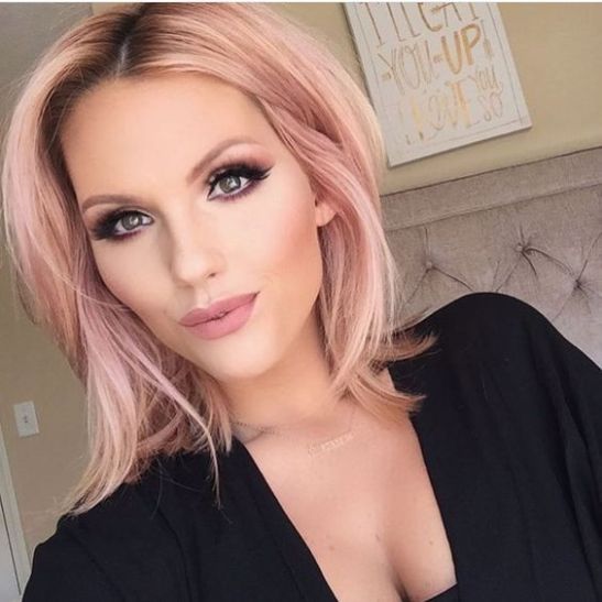 chica mostrando su cabello corto en tono rose gold; 14 Pruebas de que el tinte rose blonde es la nueva tendencia