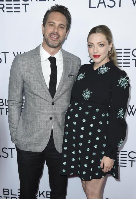 Amanda Seyfried y Thomas Sadoski posando en una alfombra roja