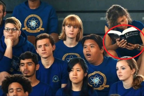 Escena de la película Spider-Man: Homecoming con MJ leyendo