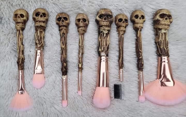Brochas en forma de calavera