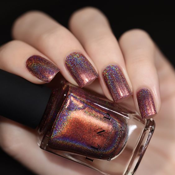 Manicura en color café con efecto tornasol
