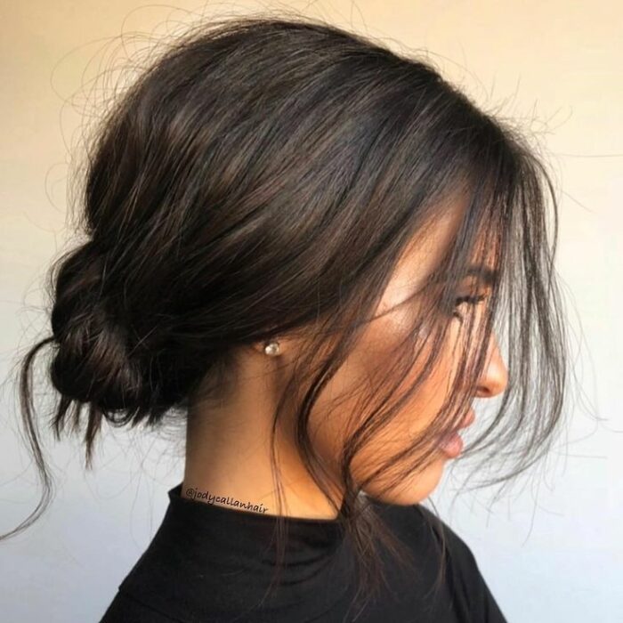perfil de una chica con un bun despeinado