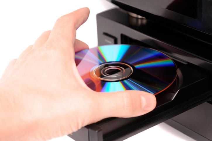 Chica colocando un cd para ser grabado