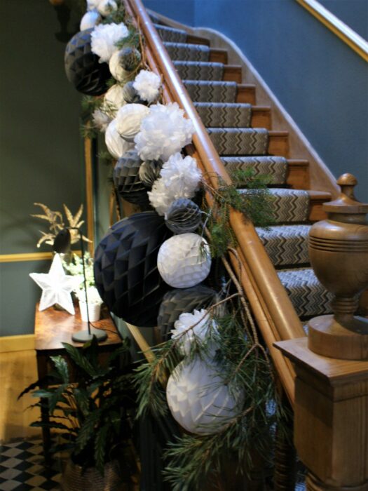 Decoración navideña con esferas de color blanco y negro