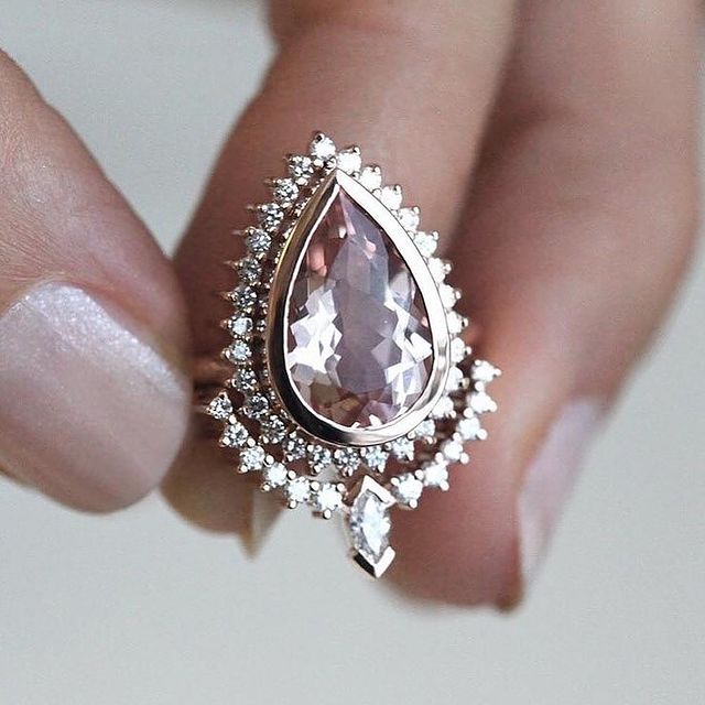 Anillo de compromiso dorado con piedra transparente