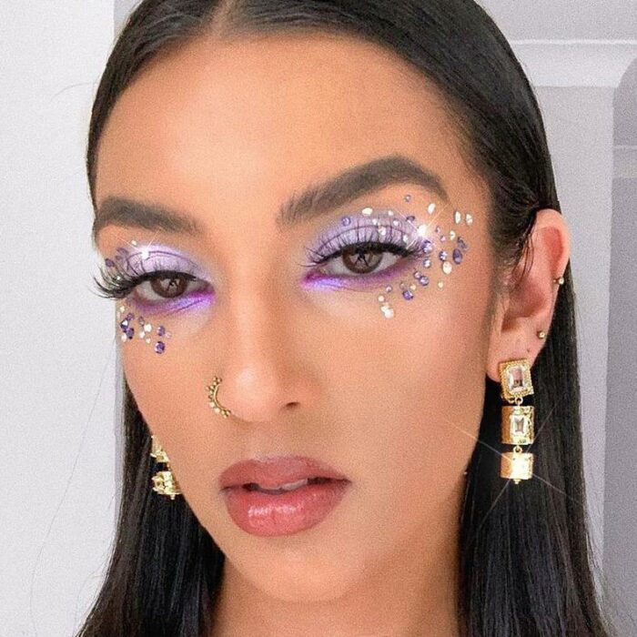 Chica usando un maquillaje con brillos