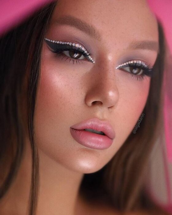 Chica usando un maquillaje con brillos