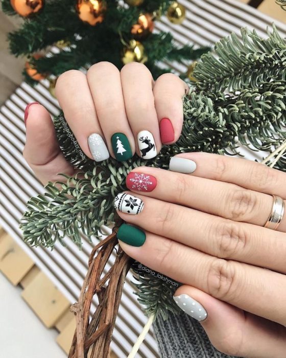 Manicura en tonos verdes y grises con detalles navideños