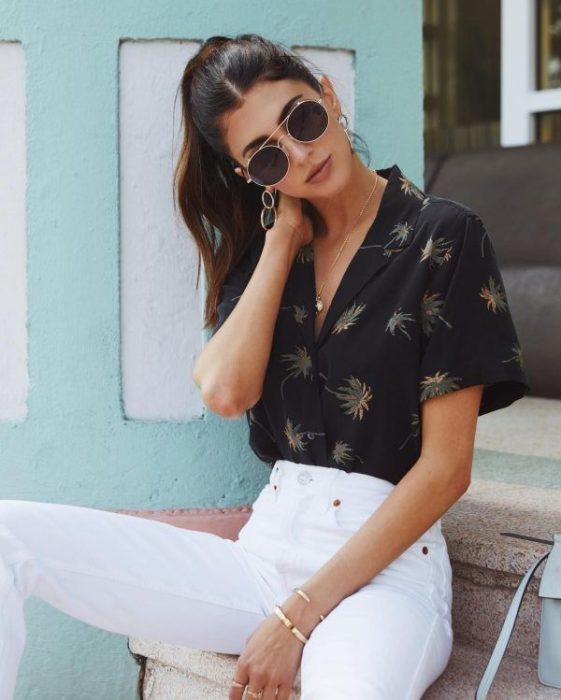 Blusa color negro con cuello y manga corta