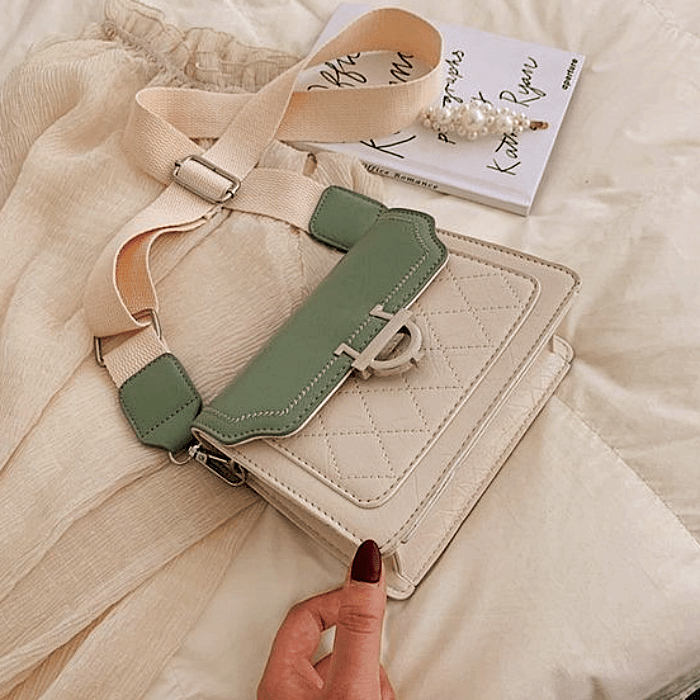mini bolso, bolsita, bolso pequeño, micro bolso de piel, con asas gruesas, delgadas, correa larga, en color blanco, rosa, morado, negro, bordado, con perlas y cadenas doradas