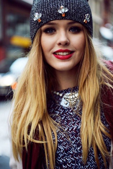 Chica llevando gorro tejido con aplicaciones de joyería de fantasía; ideas para llevar gorros y sombreros en otoño