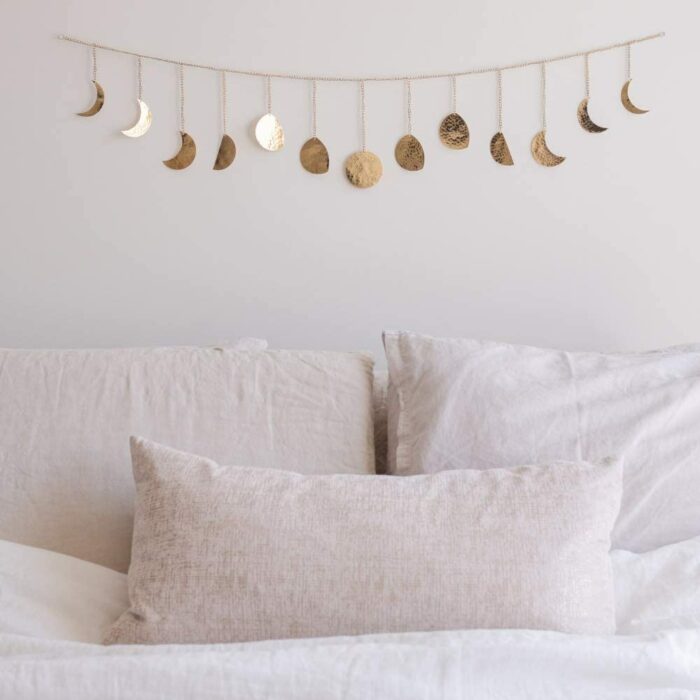 Decoración de formas de luna colgadas en una pared