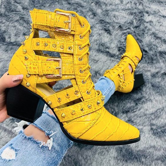 Botines amarillos con decoración en estoperoles; Botines con estoperoles para chicas badass