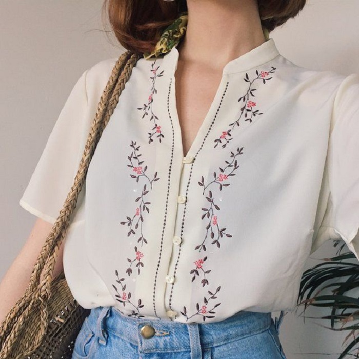 Blusa de botones al frente con cuello y detalle bordado