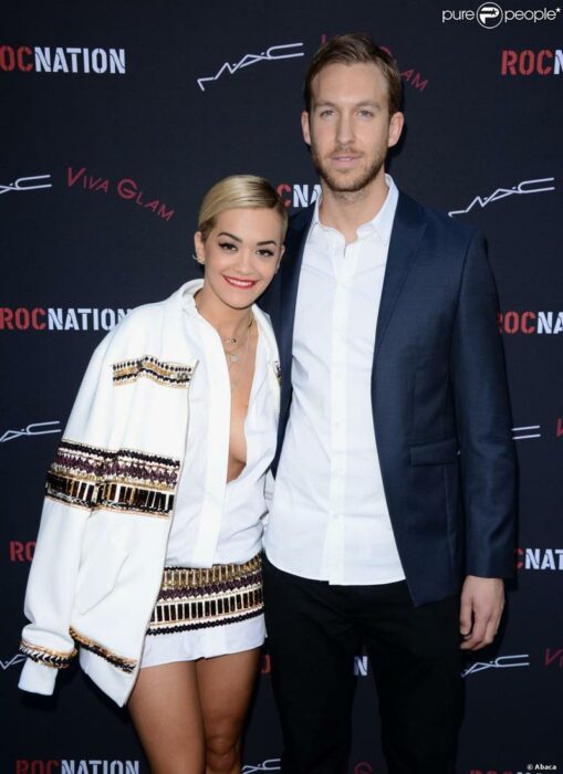 Calvin Harris y Rita Ora posando para una fotografía
