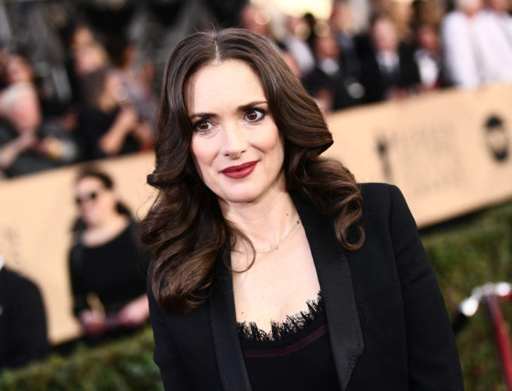 Winona Ryder con vestido negro