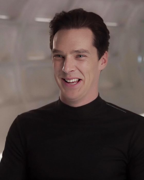 Benedict Cumberbatch usando suéter negro y sonriendo