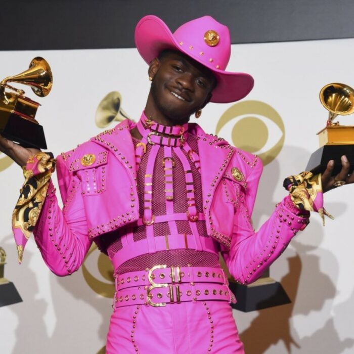 Lil Nas X sosteniendo sus premios durante los Grammy